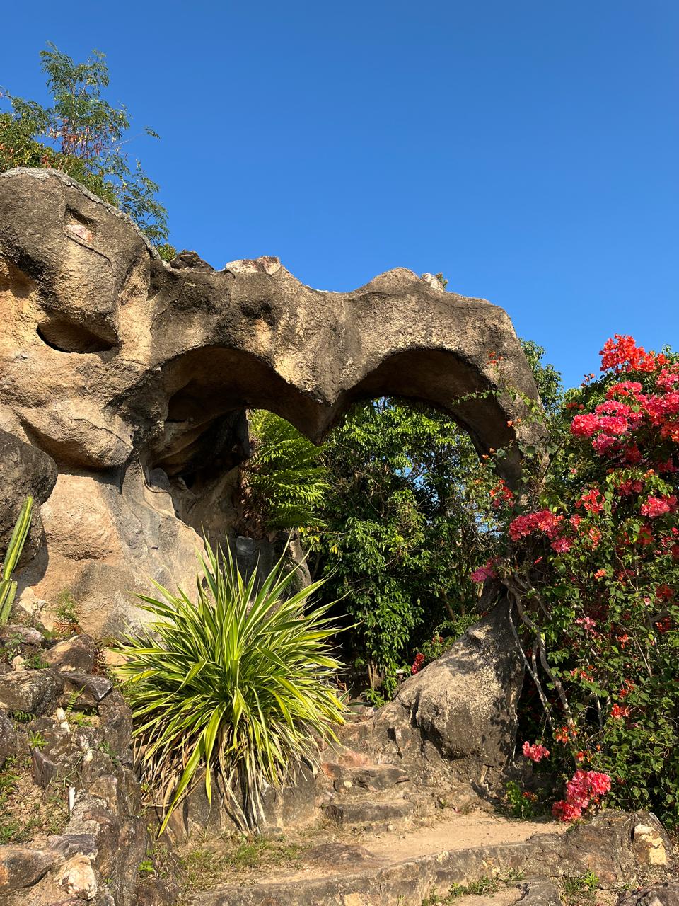 Patung Lengkungan Love